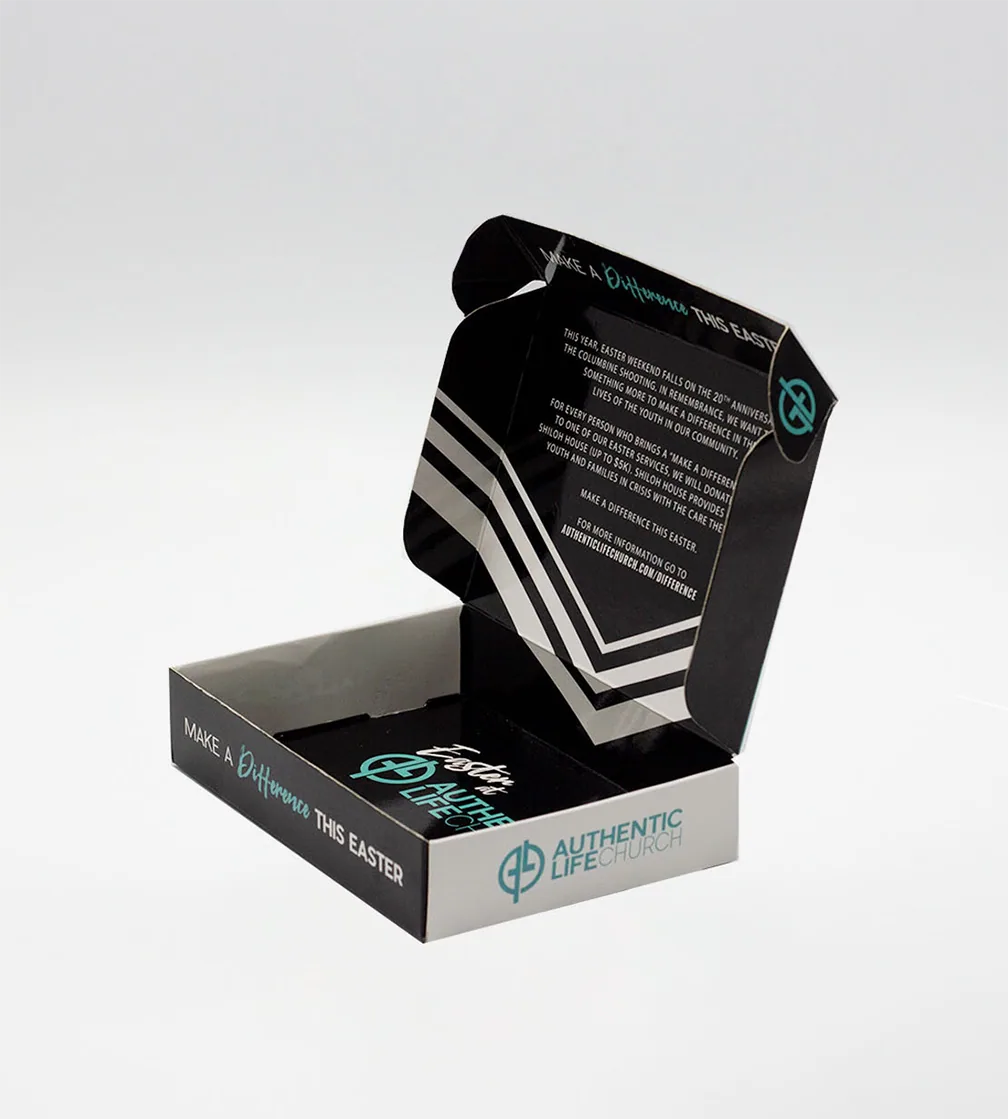 Black mailer with a striped interior print